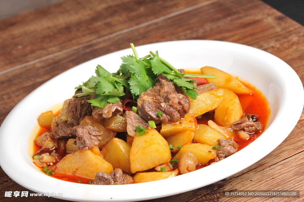 土豆烧牛肉摆盘精致