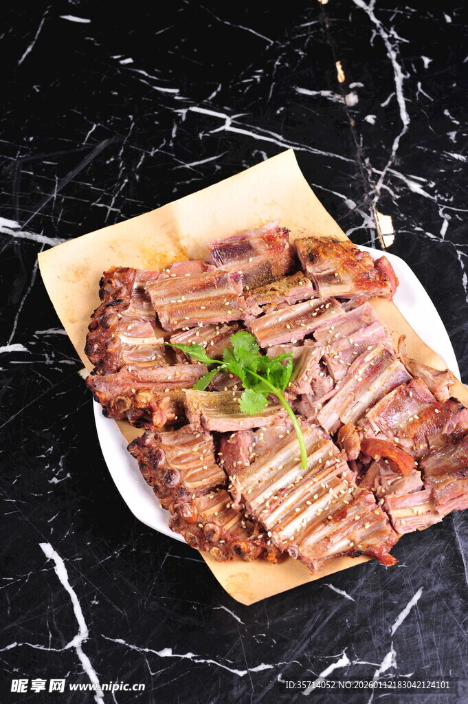 美味酱羊排摆盘精致