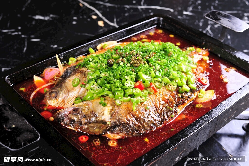 香辣烤鱼配翠绿葱花