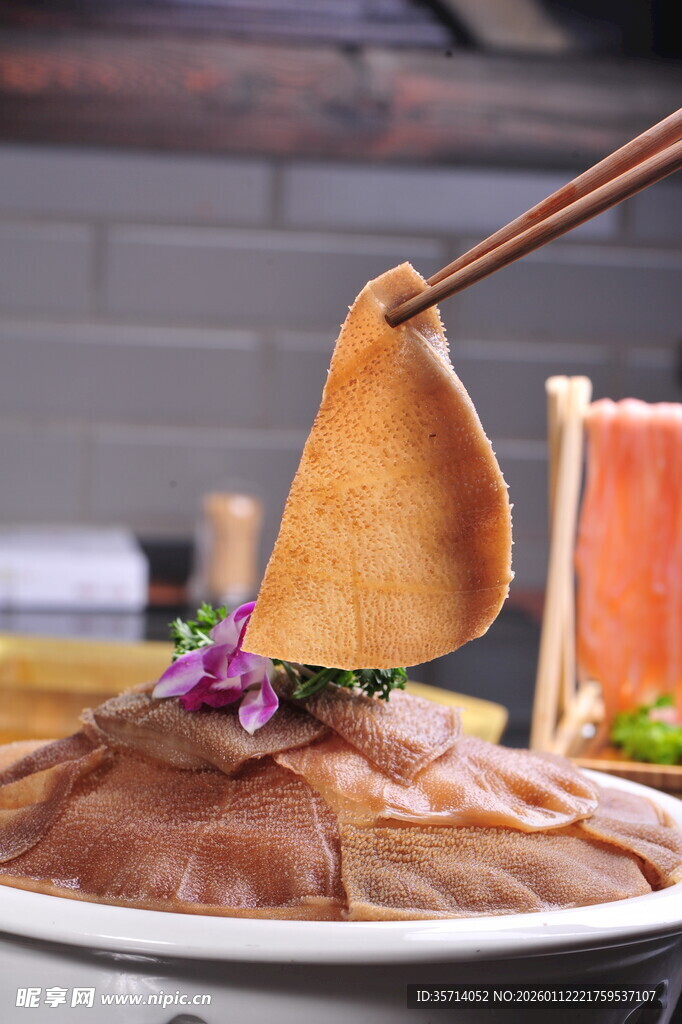 筷子挑起美味毛肚