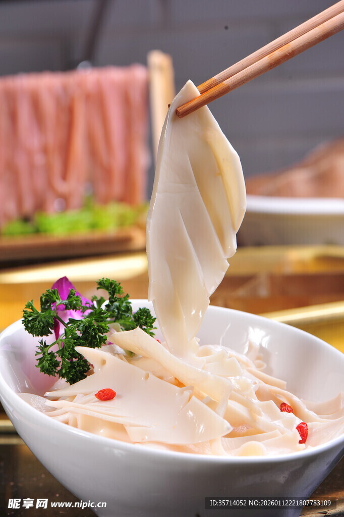 筷子夹起的爽滑美味黄喉