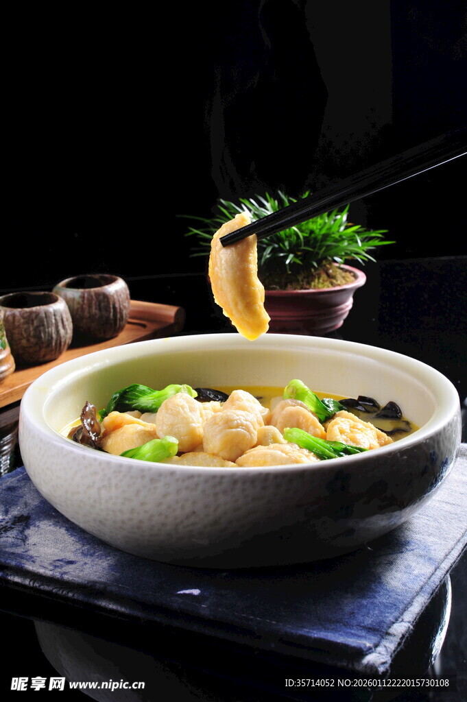 美味馄饨被挑起的诱人瞬间