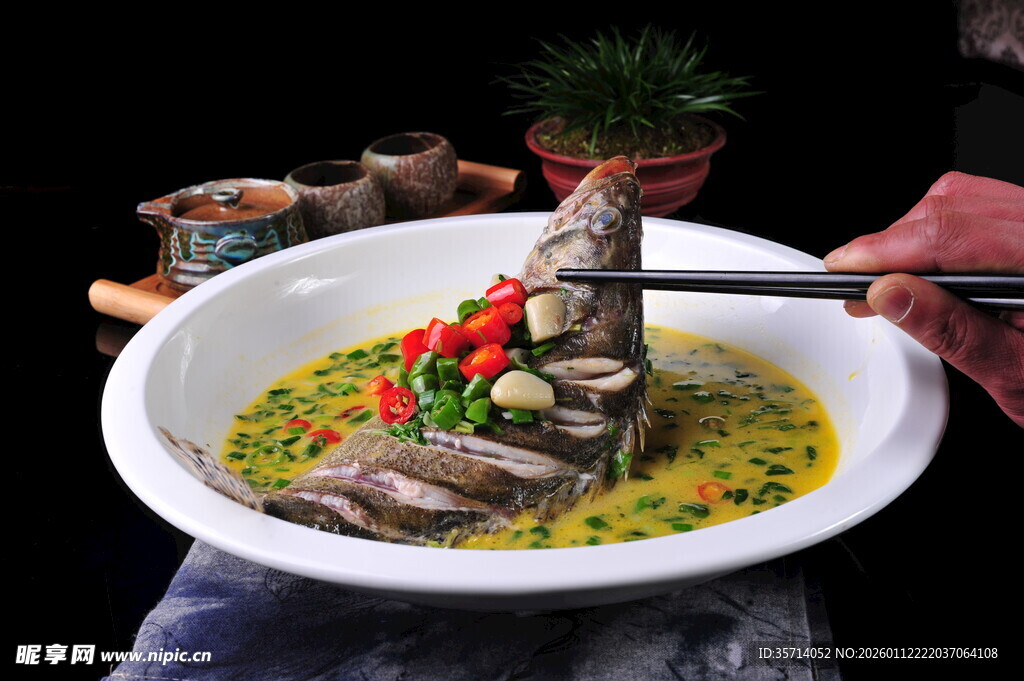 特色黄汤鲈鱼美食