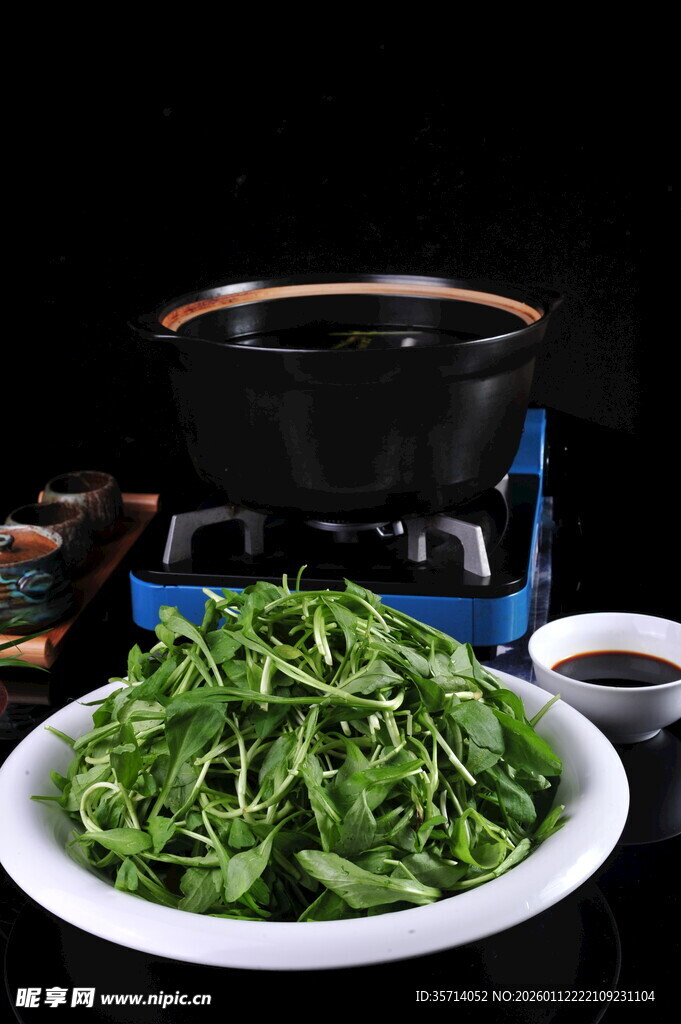 鲜嫩青菜待烹饪