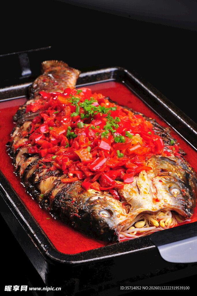 美味剁椒烤鱼色泽诱人