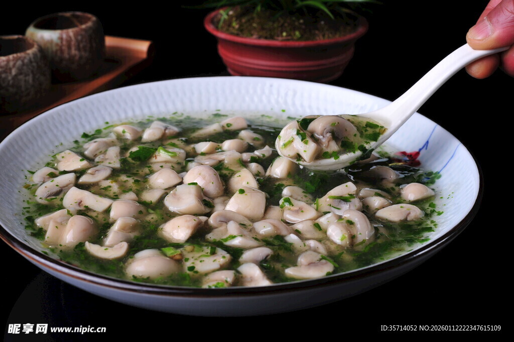 荠菜蘑菇  鲜香诱人