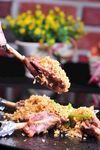 美味烤肉撒料诱人瞬间