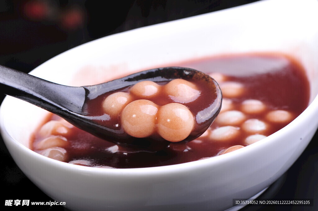 红豆汤中的圆润珍珠丸子