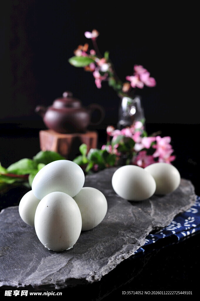 素雅背景下的圆润鸡蛋