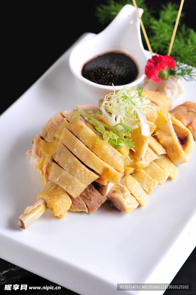 白切鸡摆盘佐以蘸料