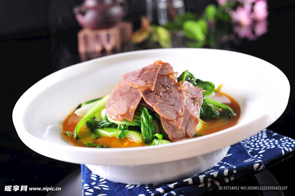 美味牛肉蔬菜菜肴