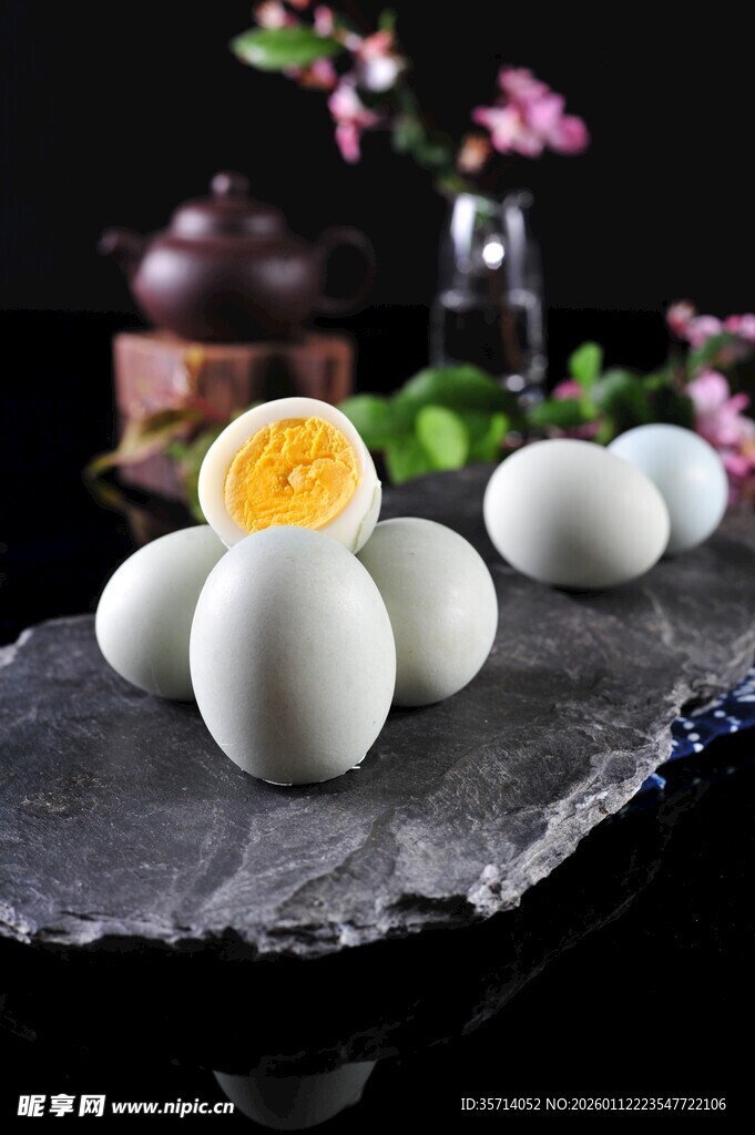 新鲜溏心蛋与普通鸡蛋展示