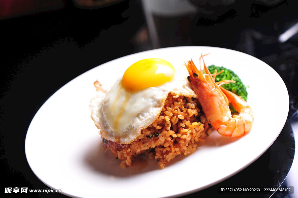 美味虾仁蛋炒饭摆盘