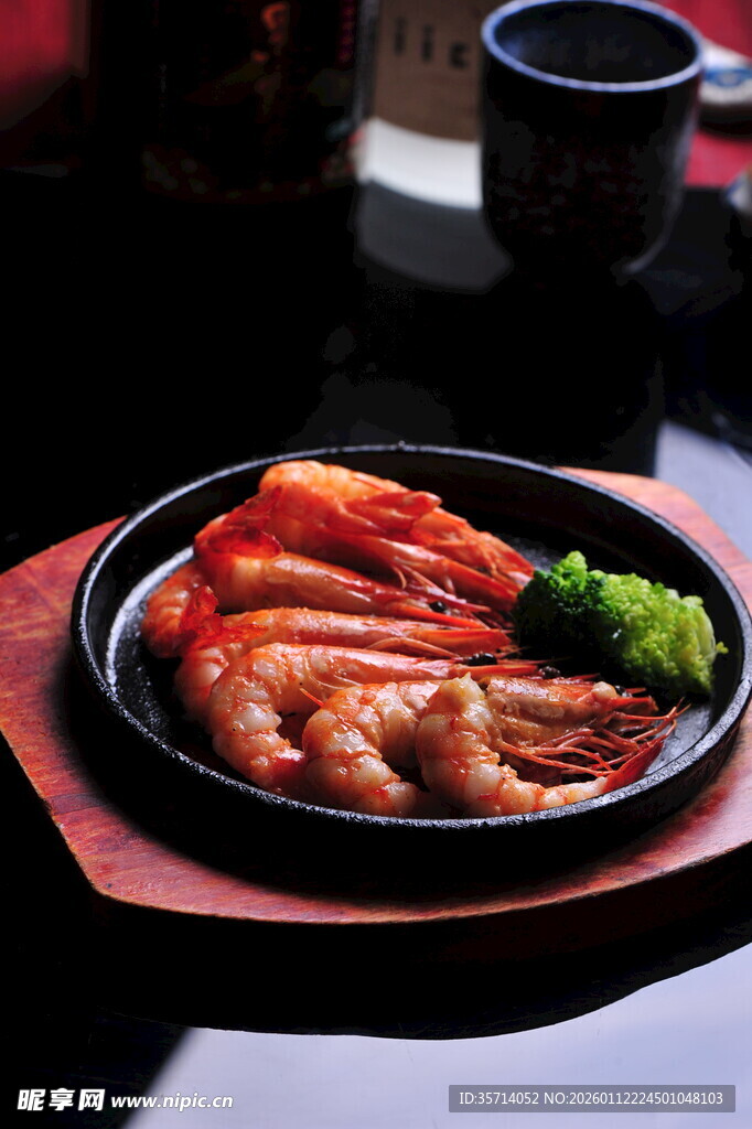 美味摆盘的鲜嫩熟虾