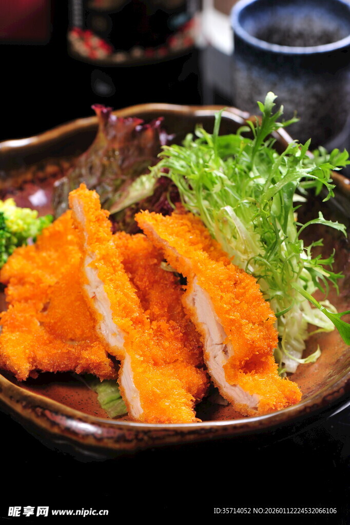 美味炸鱼配新鲜蔬菜