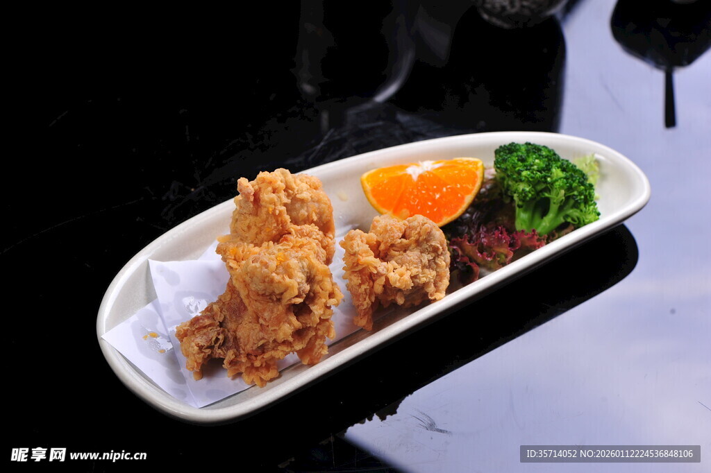 香酥炸鸡配蔬菜摆盘精美