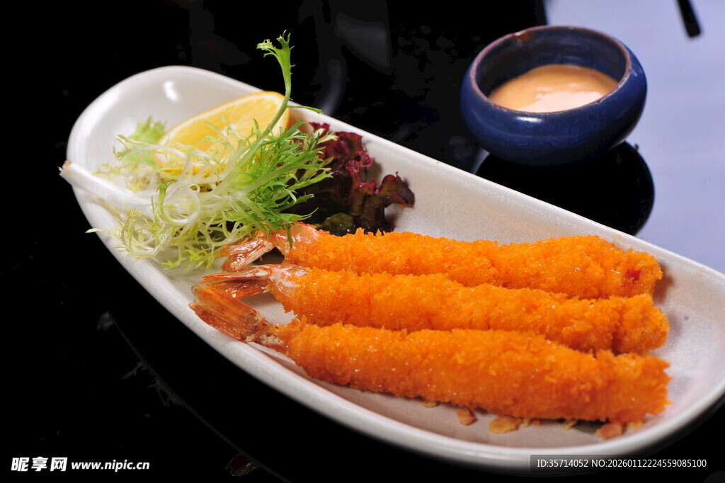 美味炸虾天妇罗配蘸料