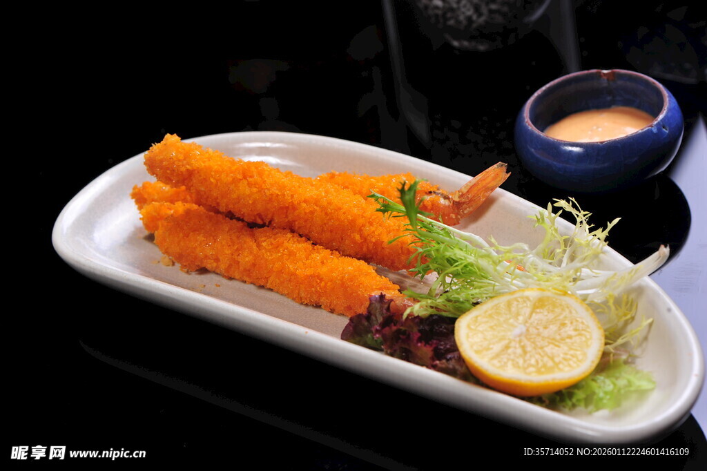 炸鱿鱼配蘸酱与配菜