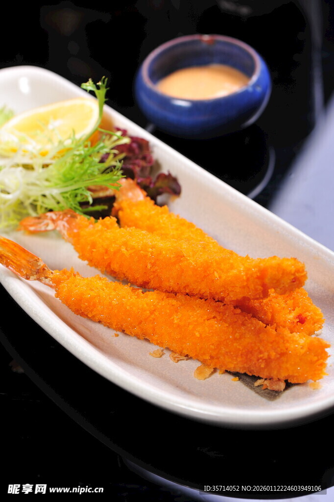香酥炸虾配精致蘸料