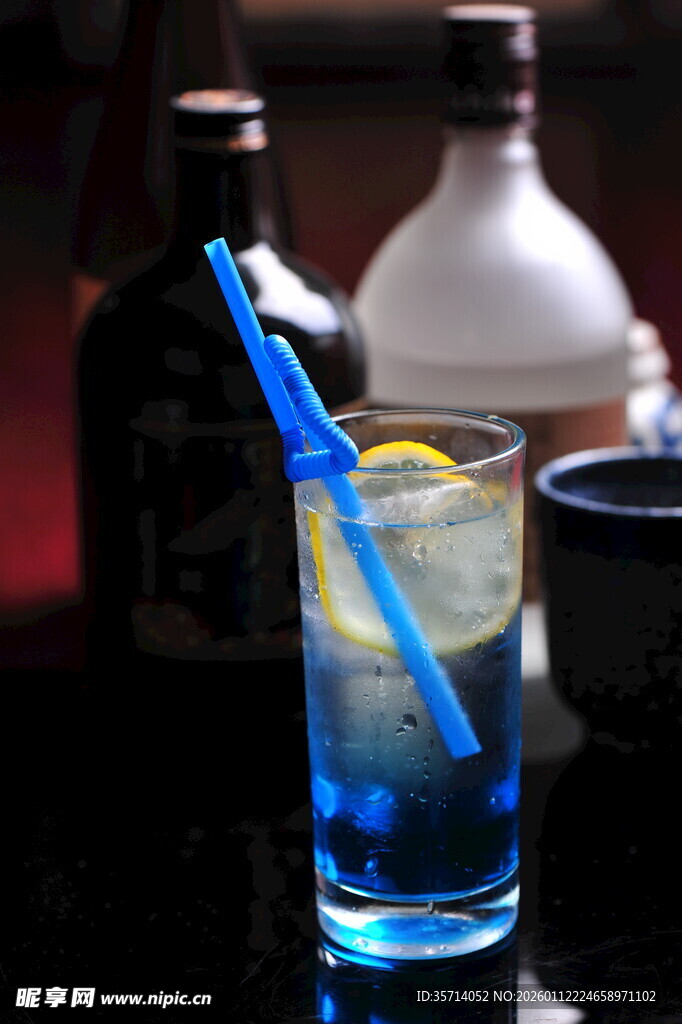 蓝色鸡尾酒配吸管与柠檬
