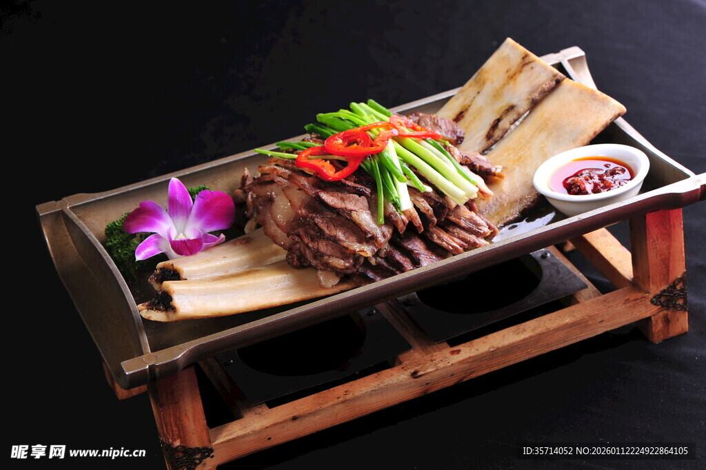 特色烤牛排配多样食材