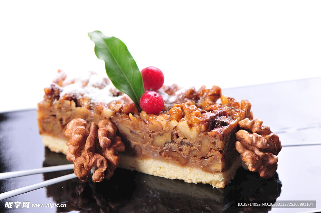 美味坚果樱桃装饰蛋糕