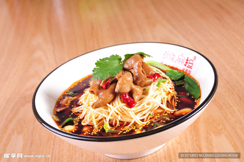 美味鸡肉拌面鲜香诱人