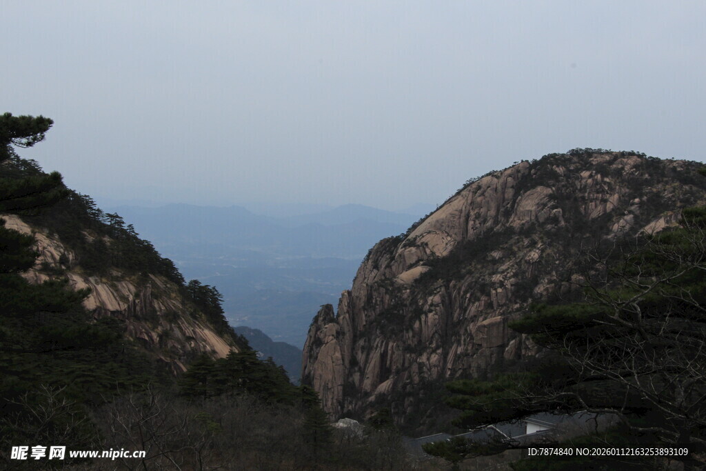 巍峨山峦间的壮美景色