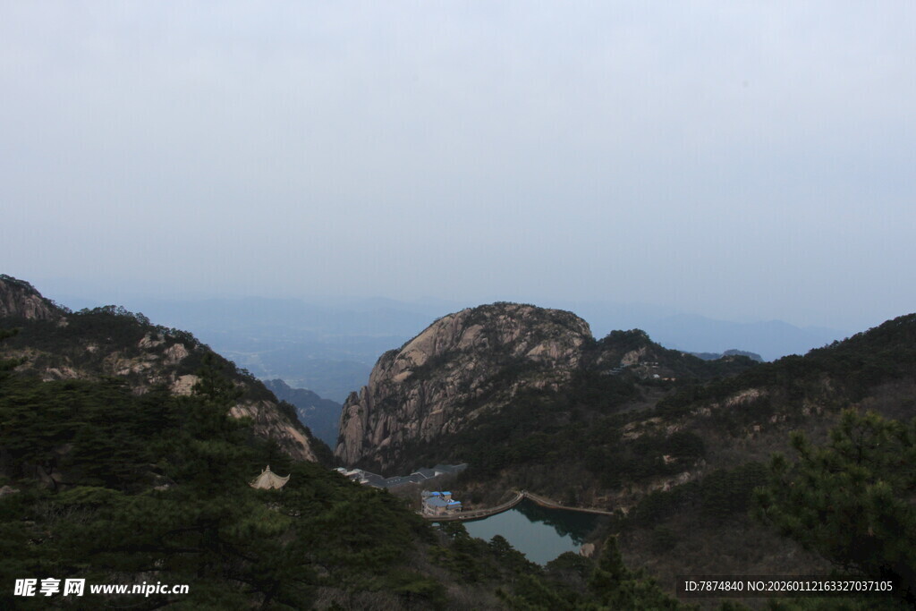 山间湖景 远眺壮阔风光