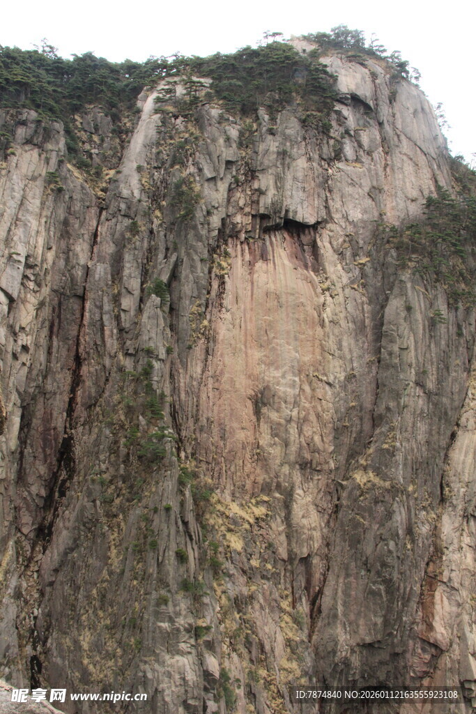 陡峭险峻的壮丽山壁景观