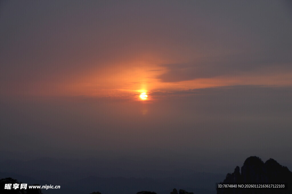 日落时分的壮丽天空景观