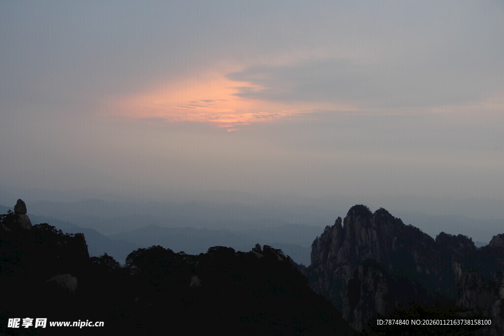黄山暮色中的壮丽山峦