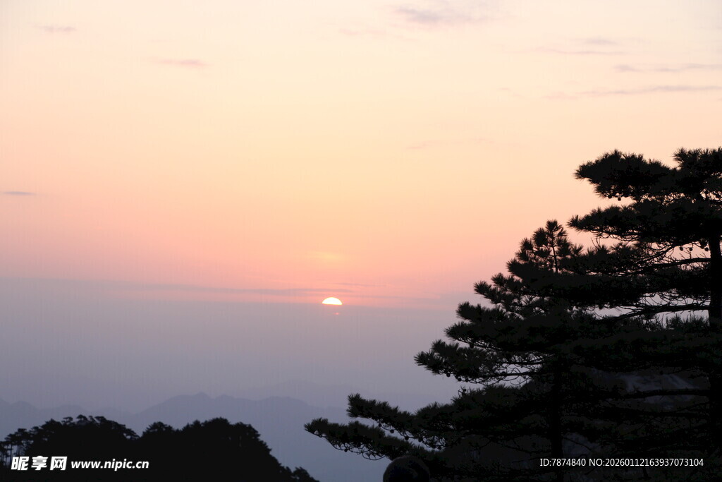 日出时分的山林美景