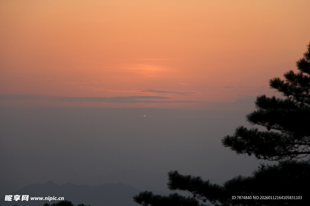 日落时分的山林美景