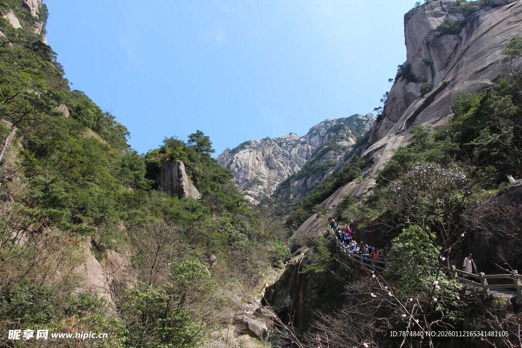 山间栈道 领略自然之美
