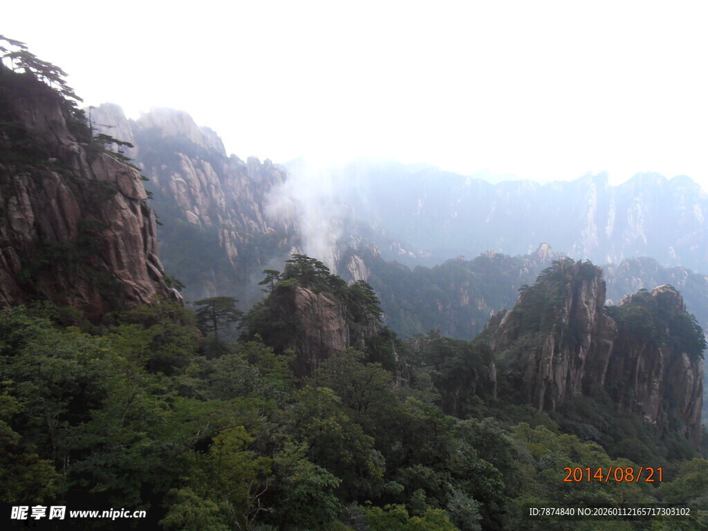 壮丽山景 云雾缭绕的奇峰