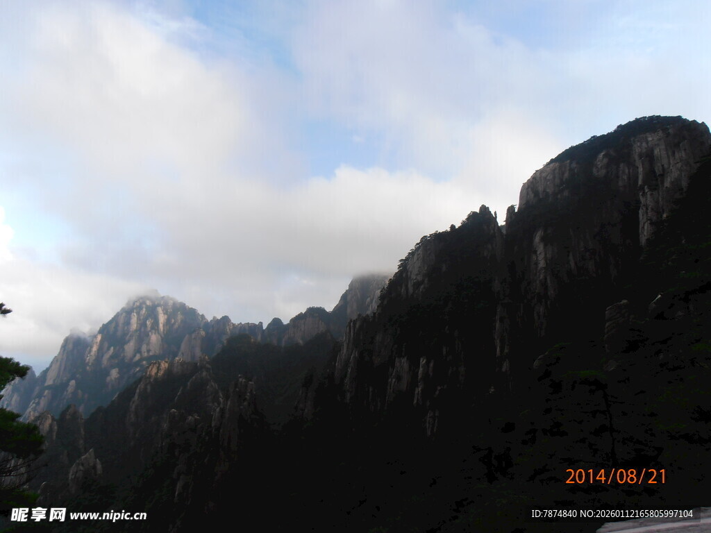 巍峨山峦与天际白云