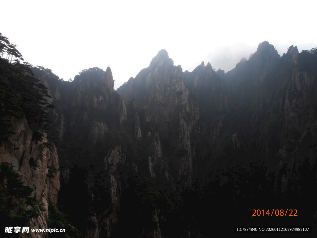 云雾缭绕的壮丽山峰