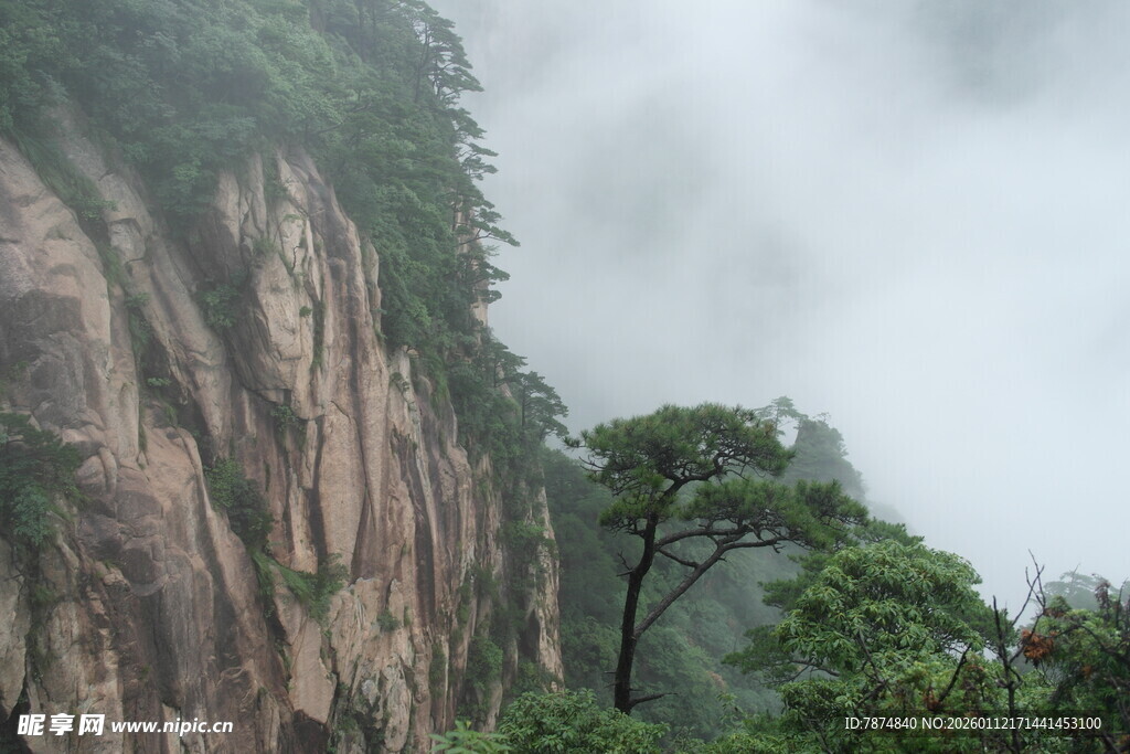 云雾缭绕的险峻山景