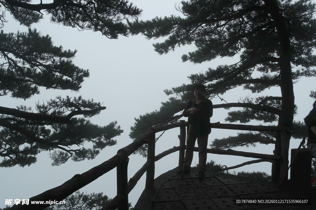 山间栈道上的孤独身影