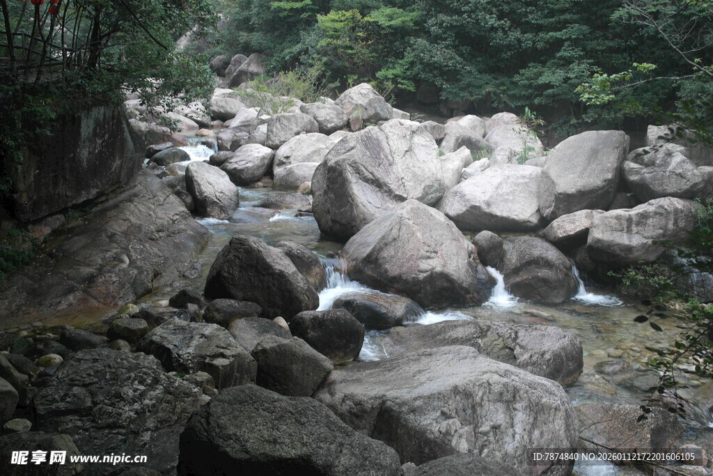 山间乱石溪流自然美景