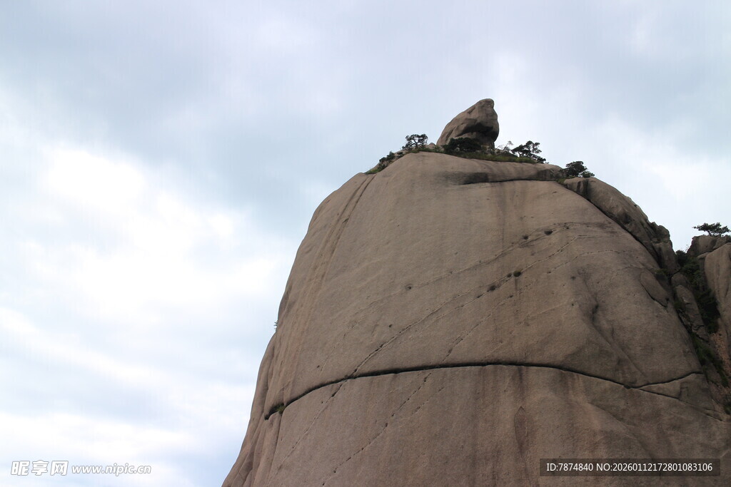 山顶众人俯瞰壮丽景色