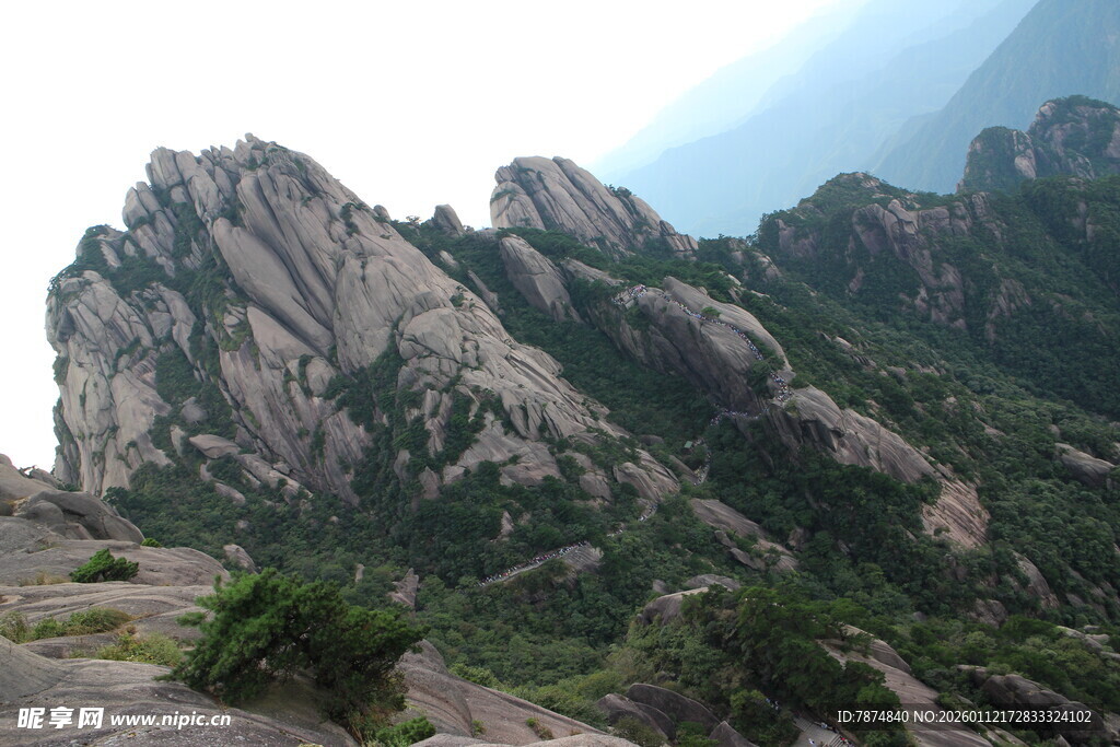 巍峨壮观的岩石山峰
