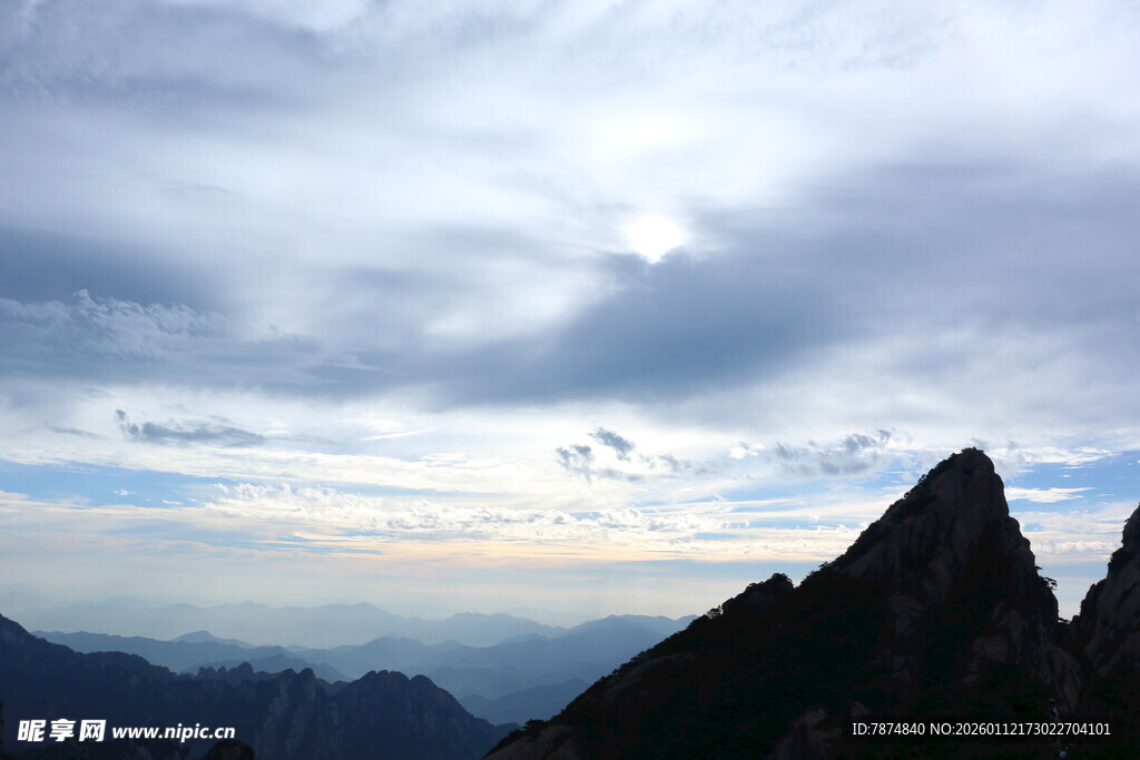 山峦云海间的壮丽景致
