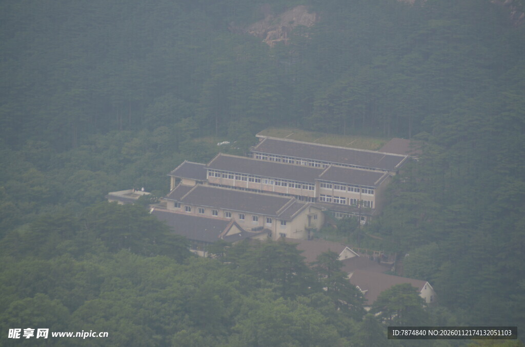 山林中的古朴建筑群