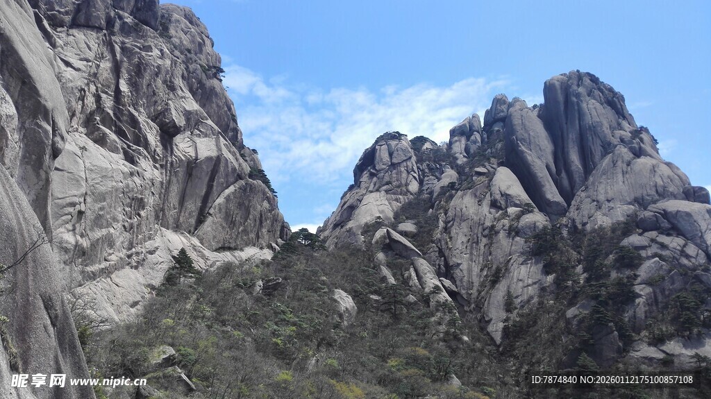 巍峨嶙峋的壮丽山石景观