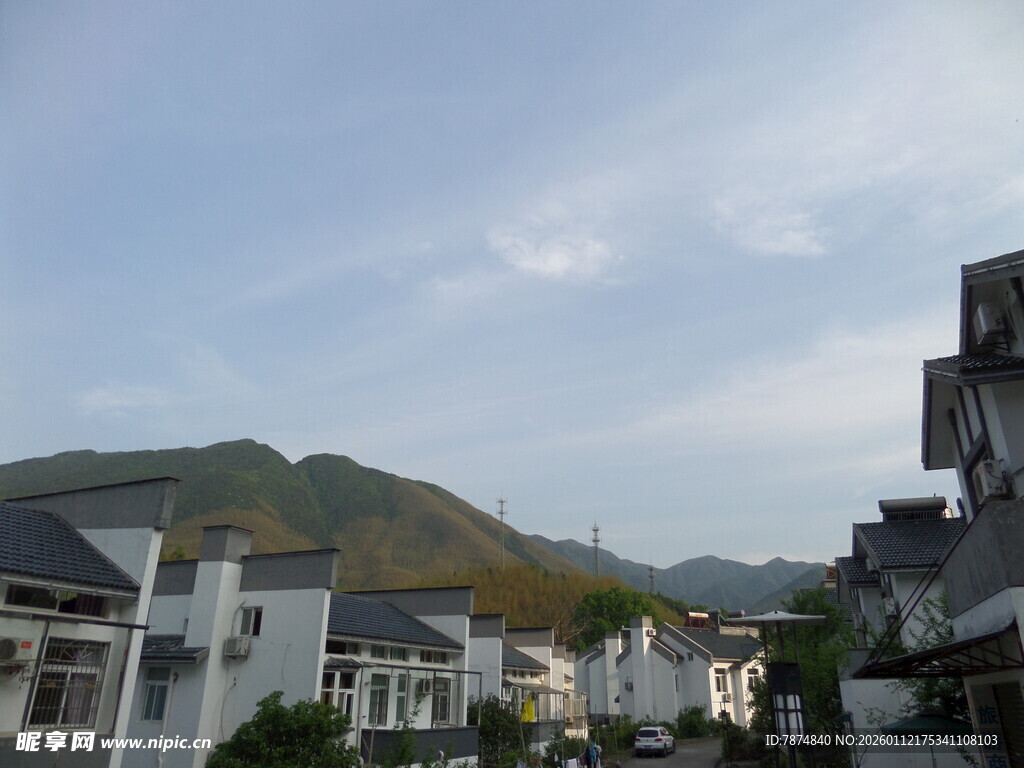城郊住宅区与远山风景