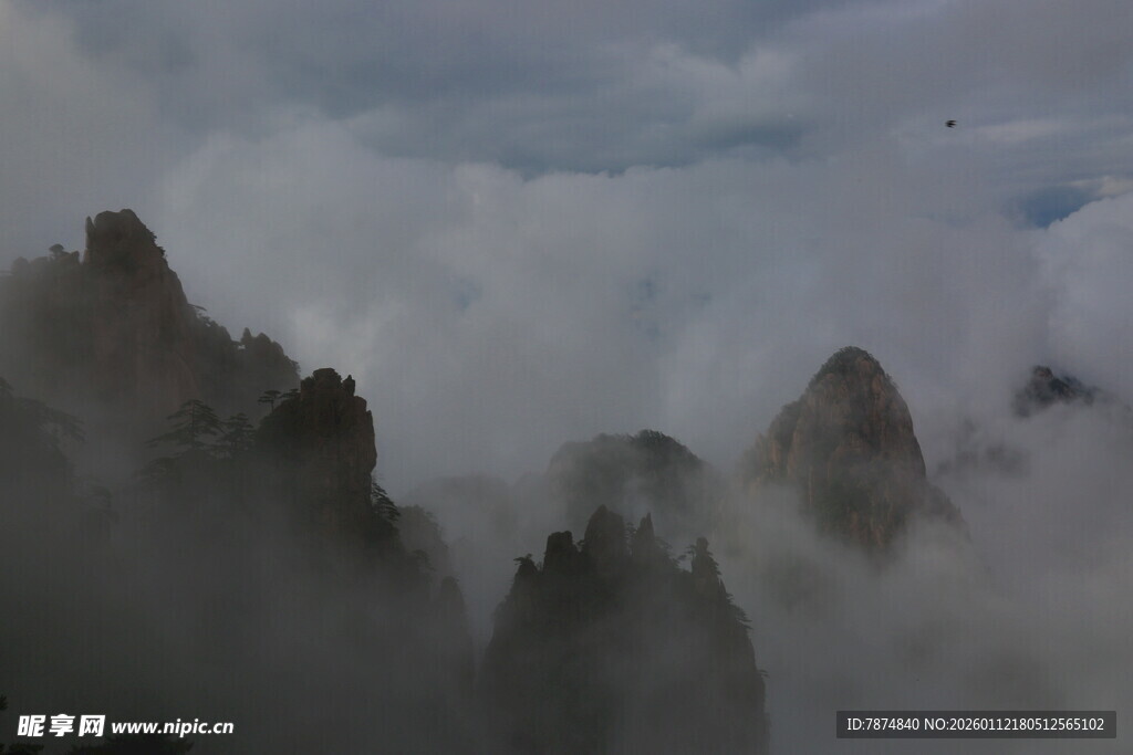 云雾缭绕的壮丽山峰
