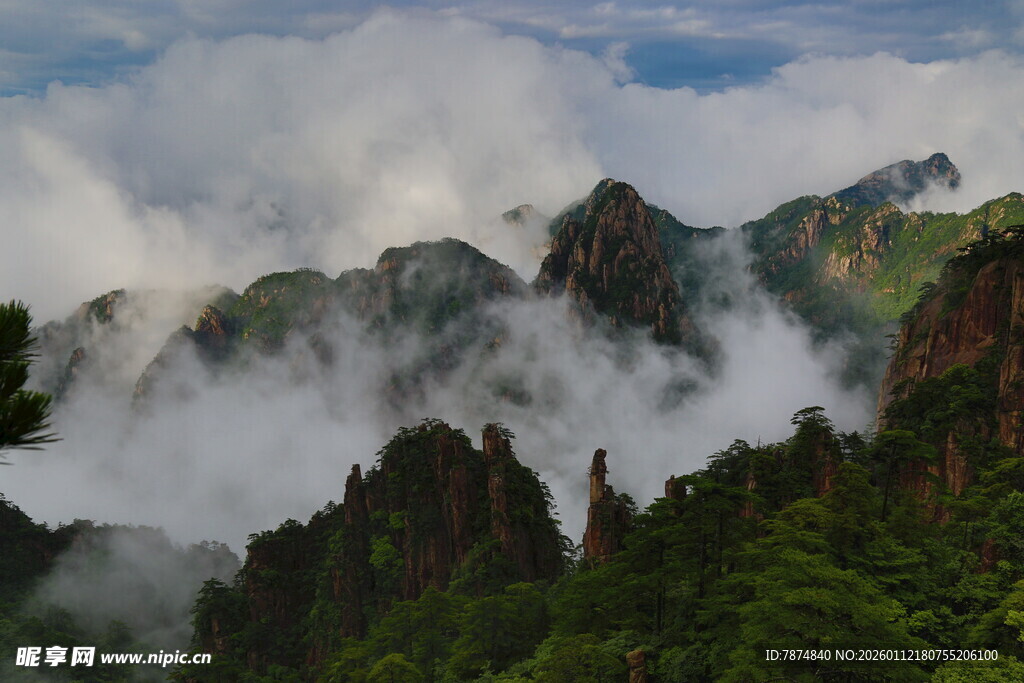 云雾缭绕的壮美山峦