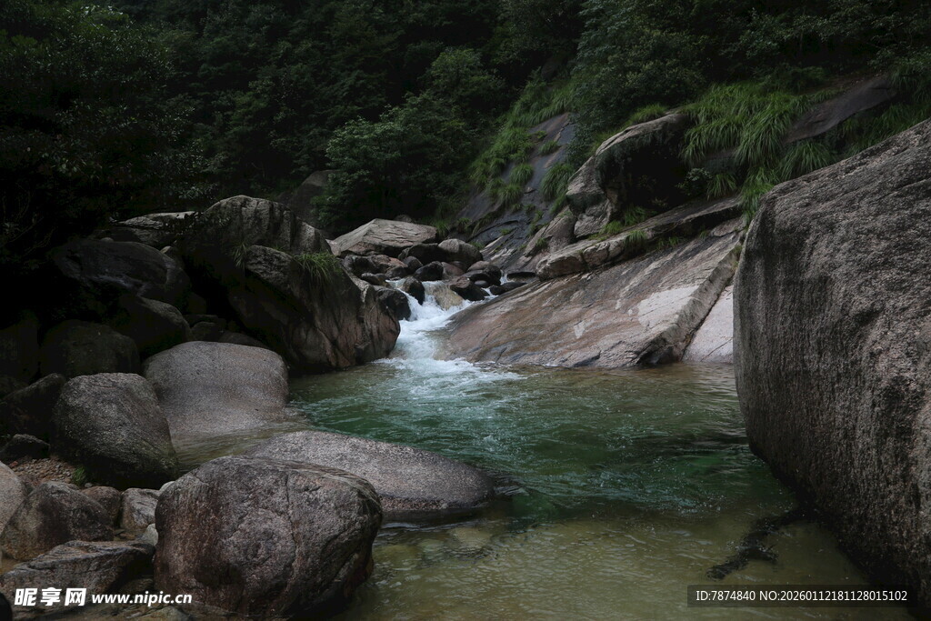 山间溪流潺潺 巨石相伴